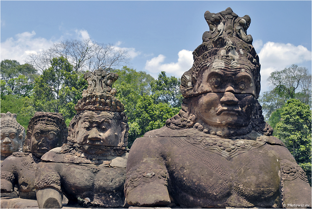 Stenfigurer p brovgen till Angkor Thom, sdra porten / Stone figures on the causeway to Angkor Thom, south gate.