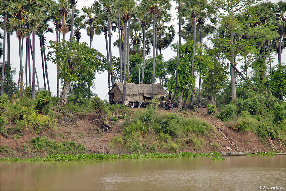 Vid floden Tonl Sap / By the Tonl Sap River.